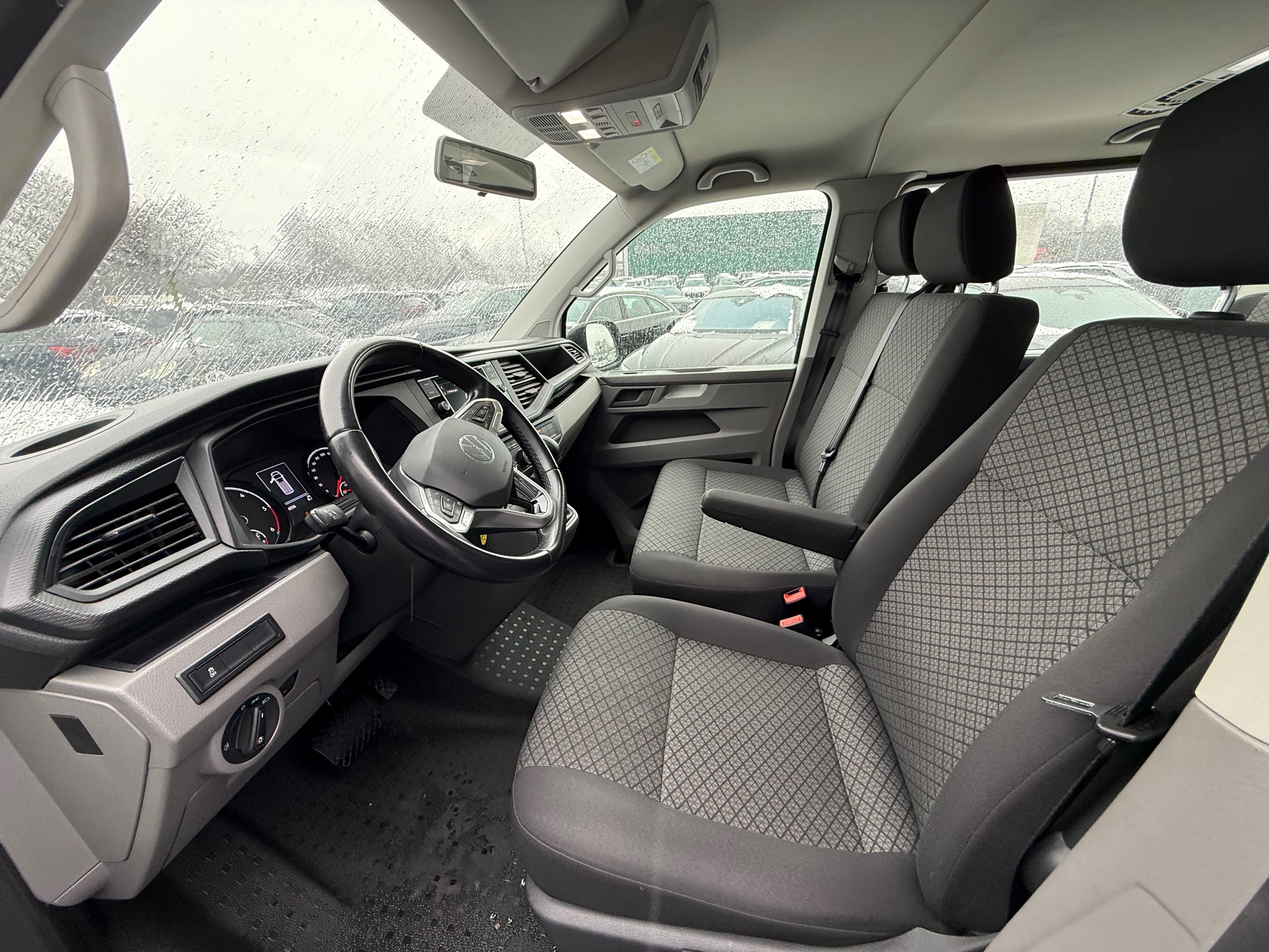 VW T6 Caravelle 2,0TDI DSG, rok 2022