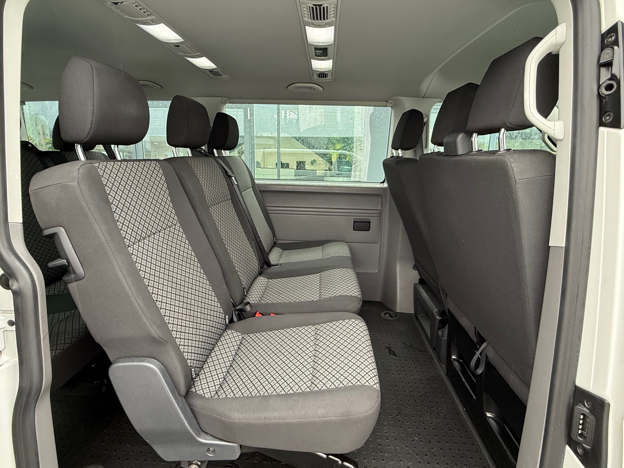 VW T6 Caravelle 2,0TDI DSG, rok 2022