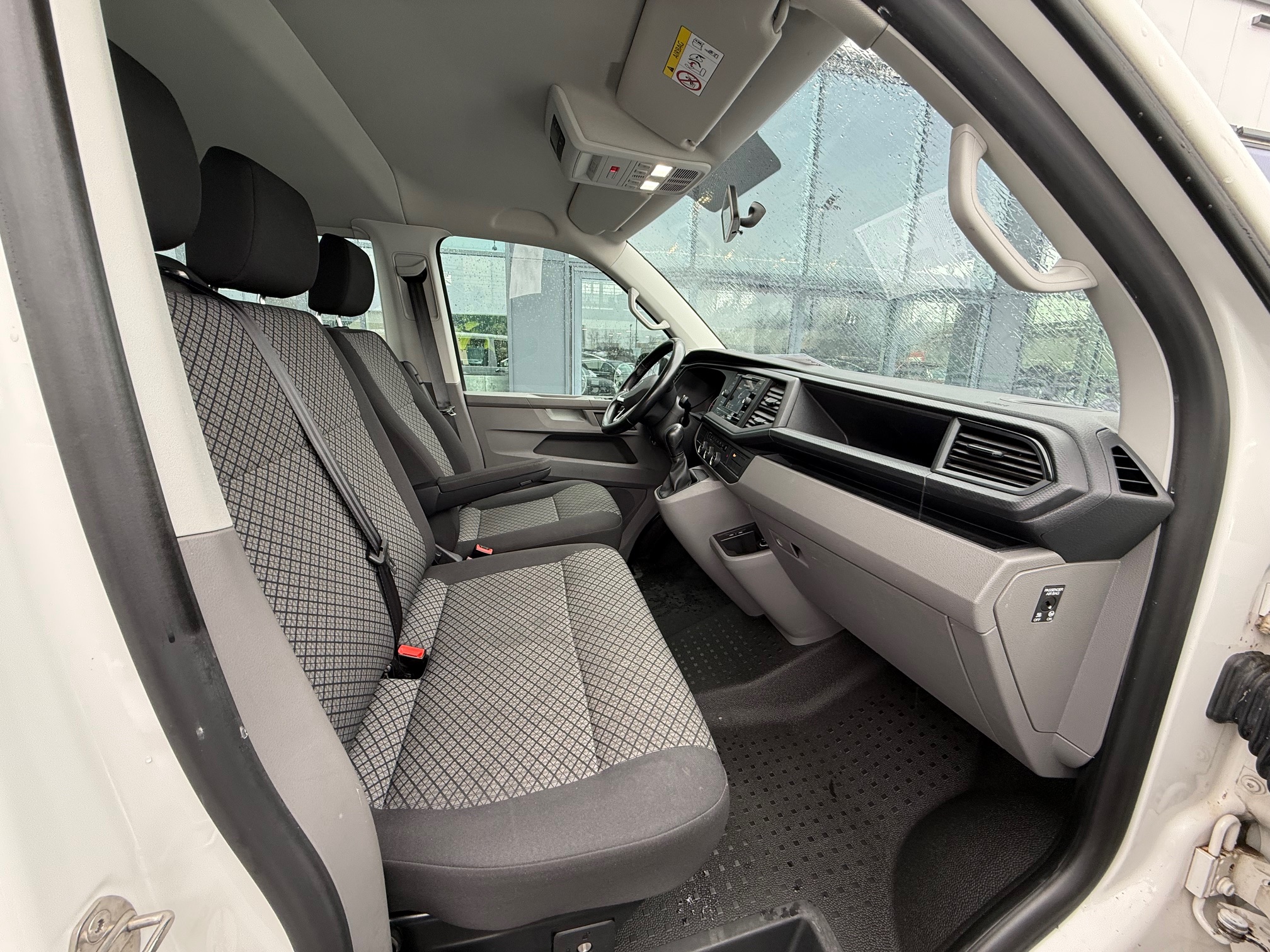 VW T6 Caravelle 2,0TDI DSG, rok 2022
